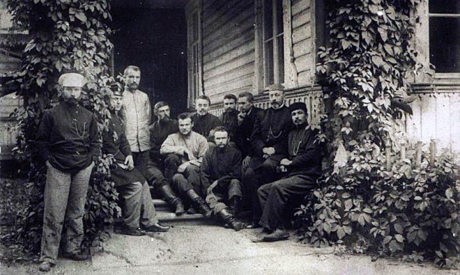 Николай Неплюев (второй справа) с членами своей общины