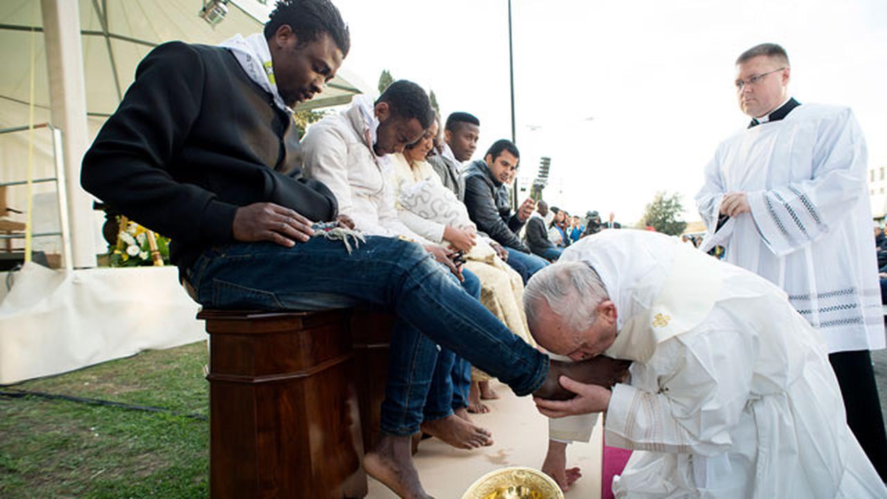 Папа римский Франциск омывает ноги беженцам с Ближнего Востока