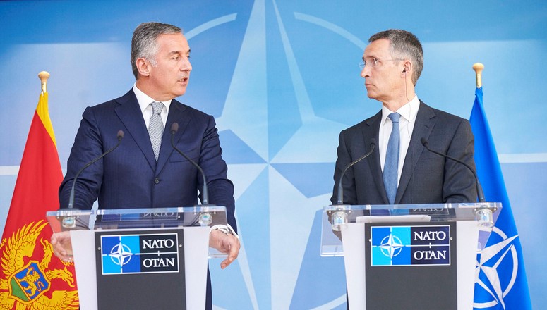 Президент Черногории Филип Вуянович и генсек НАТО Йенс Cтолтенберг