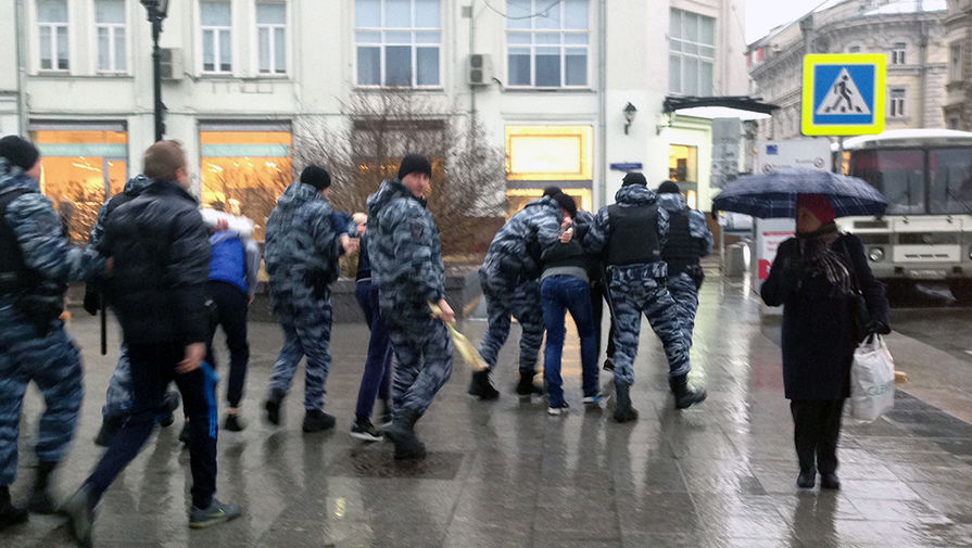 Задержание особо рьяных активистов ОМОНом