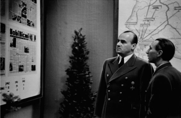 -   ()         ,  1942 .    